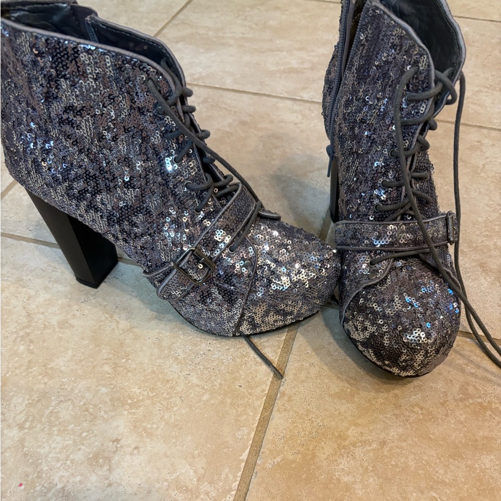 Fabulous silver glitter  sequined platform boots!!  Size 9 bootie